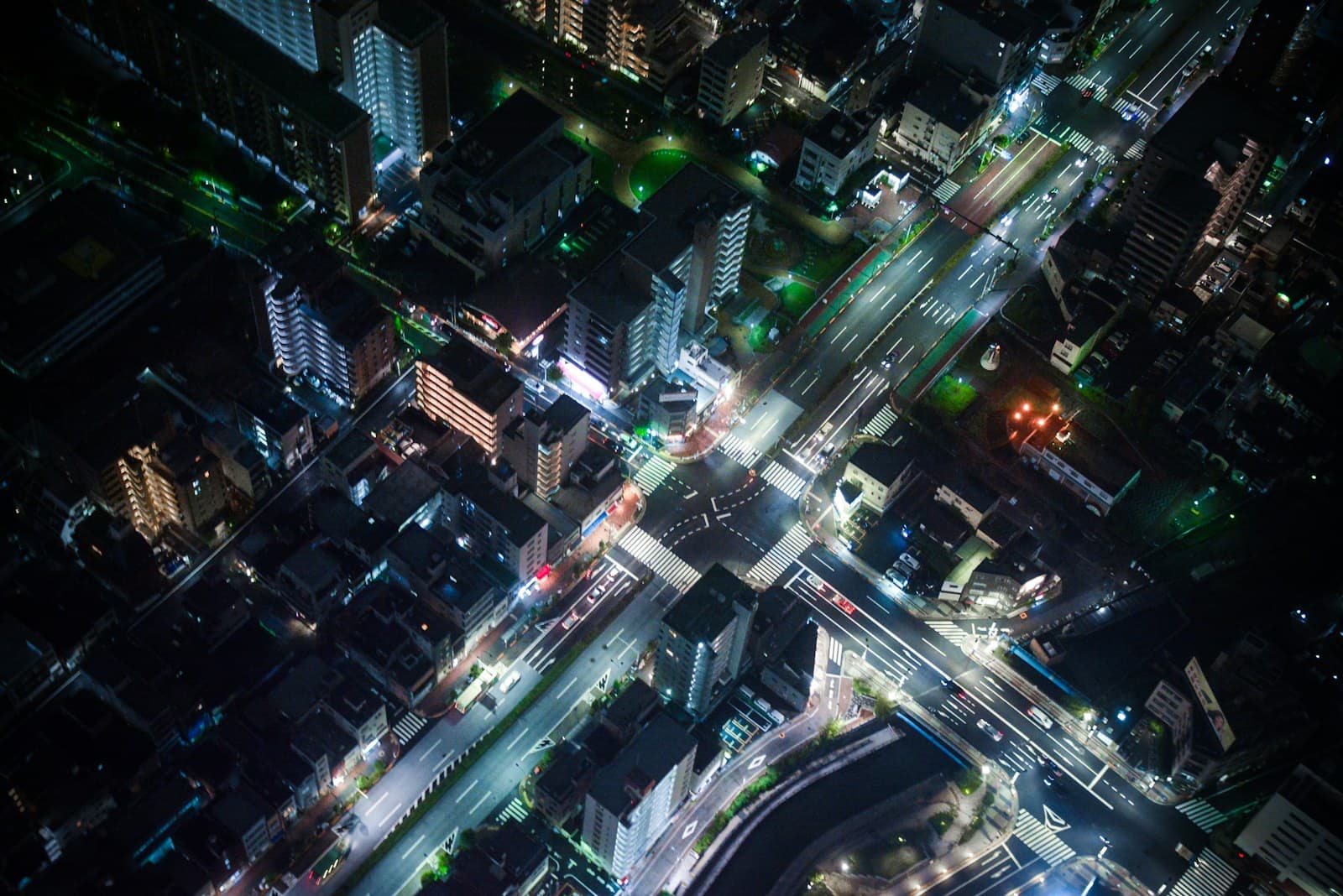 Vista aérea nocturna de una ciudad iluminada